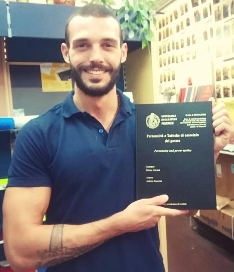 ENRICO CARRARA SI LAUREA IN PSICOLOGIA DEI GRUPPI E DELLE RELAZIONI SOCIALI