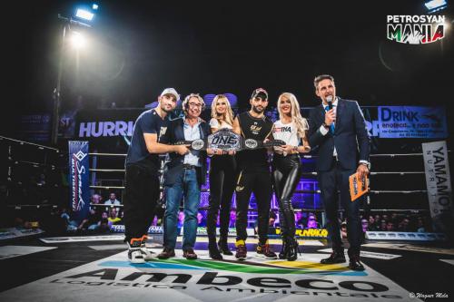 Foto di gruppo con cintura di One Championship