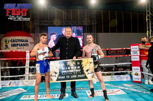 Scott Kent premia Latif