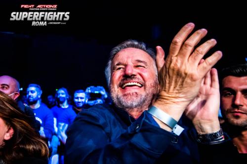 Un appassionato Christian De Sica fra il pubblico